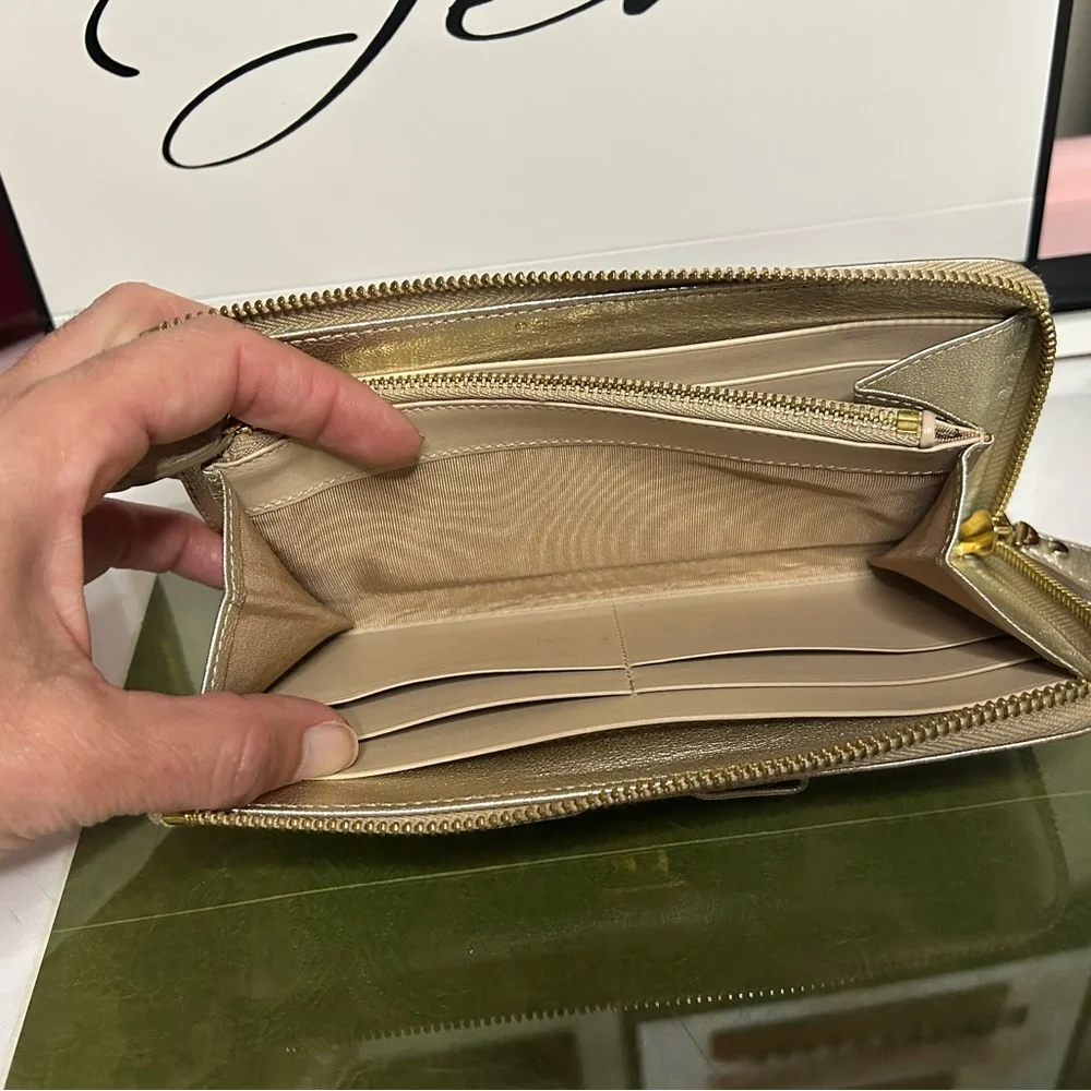 Salvatore Ferragamo Vara Bow Zip-Around Wallet – Metallic Gold